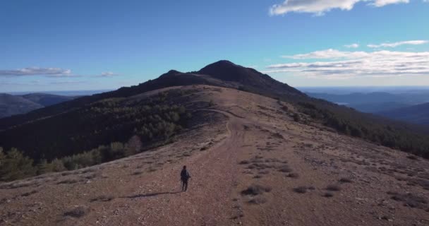 Vista Trasera Aérea Joven Excursionista Cordillera Cerca Madrid Durante Tarde — Vídeos de Stock