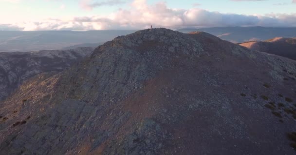 Flygfoto Tillbaka Syn Unga Vandrare Bergskedjan Nära Madrid Eftermiddagen Med — Stockvideo