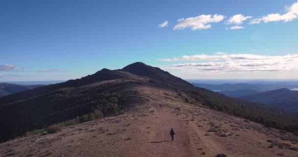 Aerial Shot Back View Young Hiker Mountain Range Close Madrid — Stockvideo