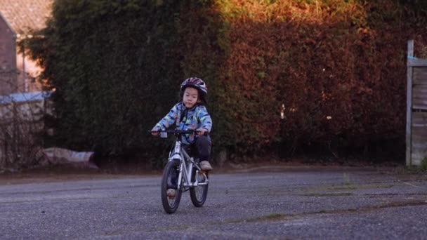 Ręczne Ujęcie Młodego Chłopca Jadącego Rowerem Stronę Kamery Podczas Zachodu — Wideo stockowe