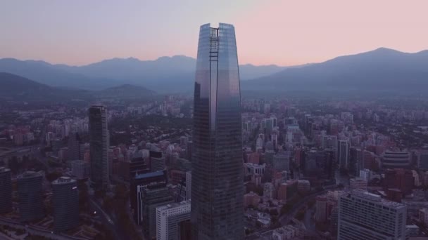 Vakker Utsikt Moderne Skyskrapere Med Fjellkjede Bakgrunnen Chiles Hovedstad Santiago – stockvideo