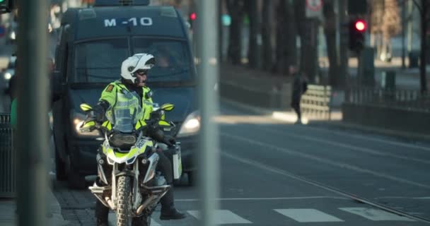 Motorcycle Police Officer Riding Bike Front Large Riot Vehicle Oslo — Stockvideo