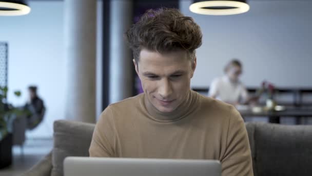 Jovem Confiante Especialista Negócios Freelance Trabalhando Frente Seu Computador Portátil — Vídeo de Stock