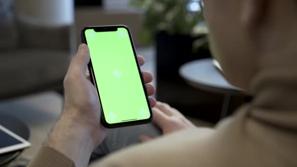 Smartphone Con Pantalla Verde Croma Clave Oficina Desplazándose Través Las — Vídeos de Stock