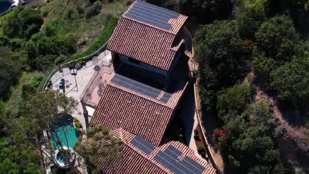 Antena Nowoczesnego Domu Monrovii Panelami Słonecznymi Zstępujący Dron — Wideo stockowe