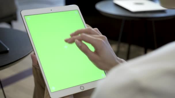 Dívka Sedí Drží Ipad Tablet Zařízení Poloze Portrétu Žena Swiping — Stock video