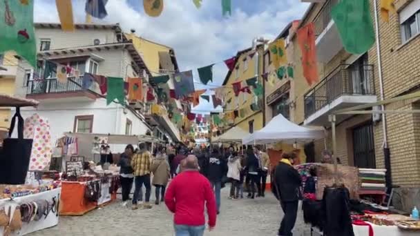 西班牙埃斯特雷马杜拉村的传统中世纪集市上挤满了人 — 图库视频影像