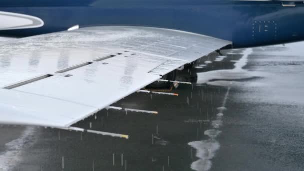 飞机的机翼上布满了除冰 防粘液 滴在机场的Apron上的飞沫 — 图库视频影像