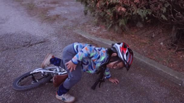 Handheld Small Boy Falling His Bike — ストック動画