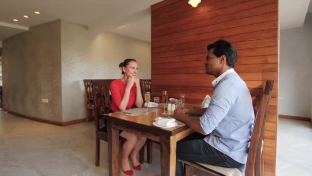 Ένα Ζευγάρι Έχει Μια Συνομιλία Ένα Εστιατόριο Στην Γκόα — Αρχείο Βίντεο