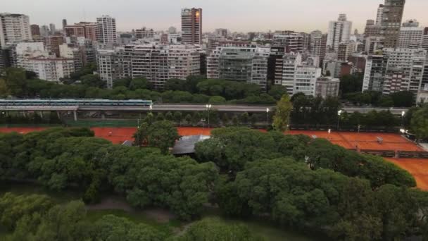 Yeşil Parkın Panoramik Manzarası Tren Yoluyla Arka Planda Binalar Buenos — Stok video