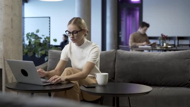 Jovem Confiante Senhora Negócios Abre Liga Computador Portátil Ela Funcionária — Vídeo de Stock