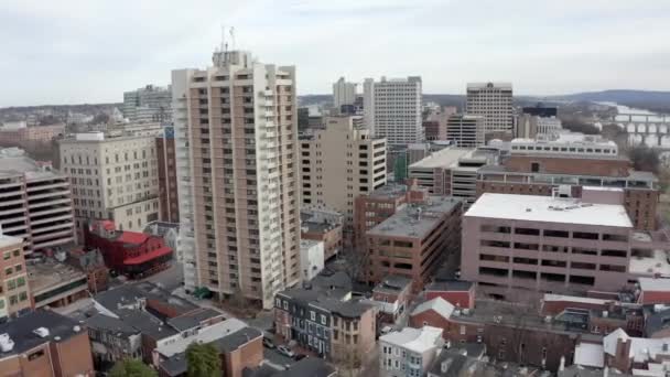 Aerial View Downtown Harrisburg Overcast Day Sideways Drone Movement — стокове відео