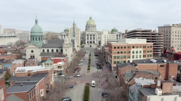 Low Angle Drone Shot Flying State Capitol Building Harrisburg Pennsylvania — Vídeo de stock