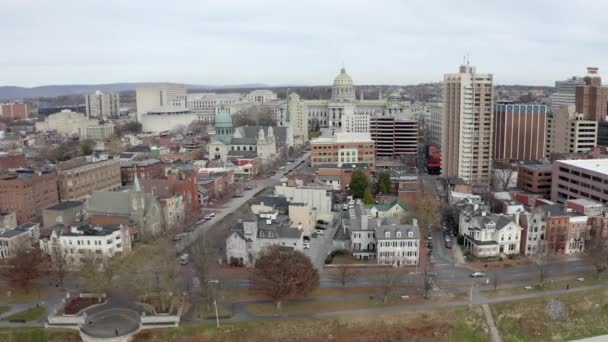 Wide Drone Shot Van Harrisburg Pennsylvania Met Het State Capitol — Stockvideo