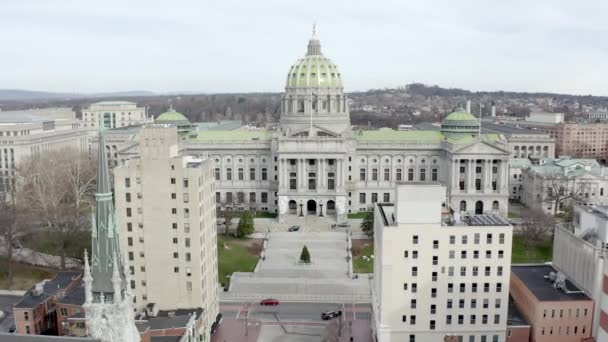 Close Aerial View Gedung Capitol Harrisburg Pennsylvania Slow Panning Shot — Stok Video