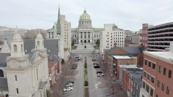 Aerial View Pennsylvania State Capitol Building Harrisburg Backwards Drone Movement — стоковое видео