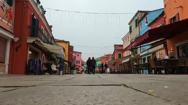 Nízký Úhel Země První Osoba Pov Lidí Procházky Centru Burano — Stock video