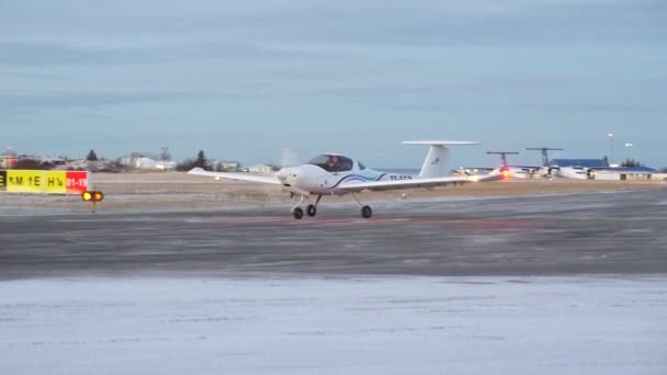 Diamond Da20 Propeller Repülőgép Pilótája Gurul Kifutópálya Felé Alkonyatkor Reykjaviki — Stock videók