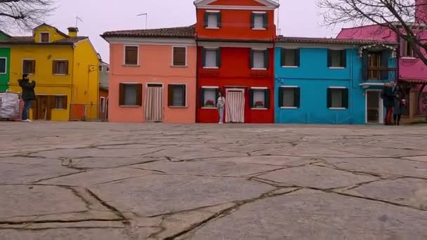 Man Taking Picture Posing Woman Burano Town Venice Lagoon Italy — Stock Video