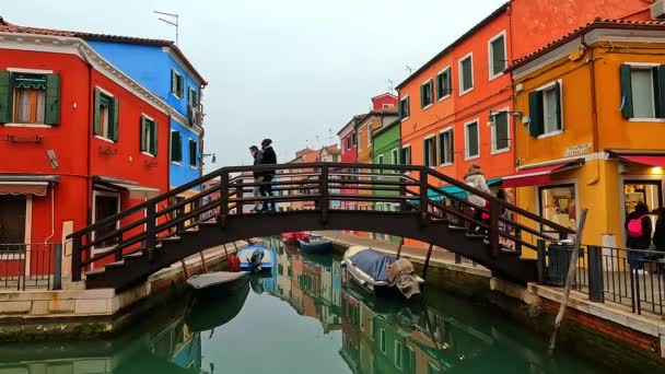 Люди Перетинають Невеликий Дерев Яний Міст Через Канал Бурано Італії — стокове відео