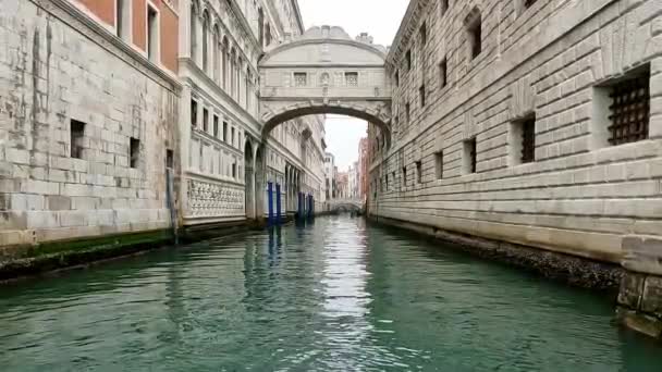 Low Angle Unusual Pov Ponte Dei Sospiri Bridge Sighs Venice — Vídeos de Stock