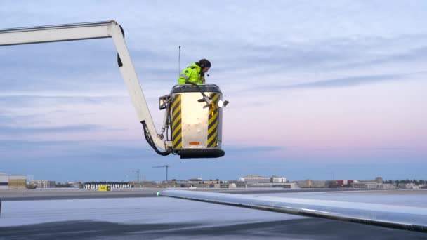 Personál Letiště Použití Deicing Liquid Křídla Letadla Zimě Soumrak — Stock video