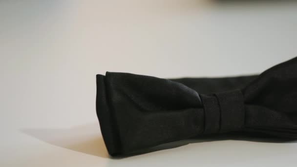 Чорна Чоловіча Краватка Лежить Білому Столі Різні Аксесуари Бізнесмена Створення — стокове відео