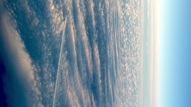 Airplane Flying High Altitude Clouds Leaving Condensation Vapor Air Trail — Vídeo de stock