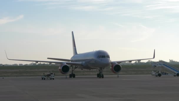 Ένα Boeing 757 Αεροπλάνο Jet Σταθμευμένο Στην Apron Αεροδρόμιο Εξοπλισμού — Αρχείο Βίντεο