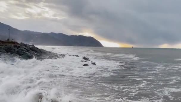 Häftiga Vågor Som Slår Kusten Svarta Havet — Stockvideo