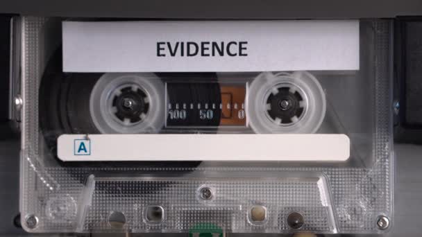 Ruban Cassette Audio Avec Enregistrement Preuves Roulant Dans Lecteur Plate — Video