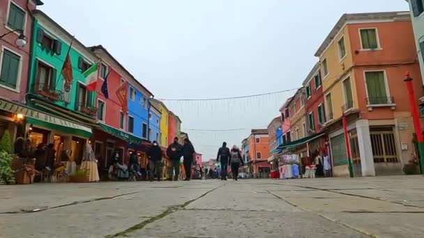 ブラノのダウンタウンや色の家の中を歩く人々の低角度の地面の最初の人のPov スローモーション — ストック動画
