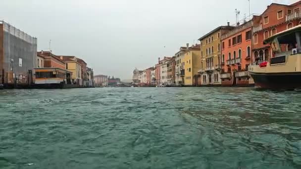 Único Punto Vista Bajo Ángulo Superficie Del Agua Venecia Visto — Vídeos de Stock