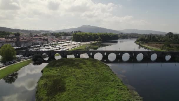 Middeleeuwse Brug Bij Ponte Lima Portugal Omgekeerde Antenne — Stockvideo