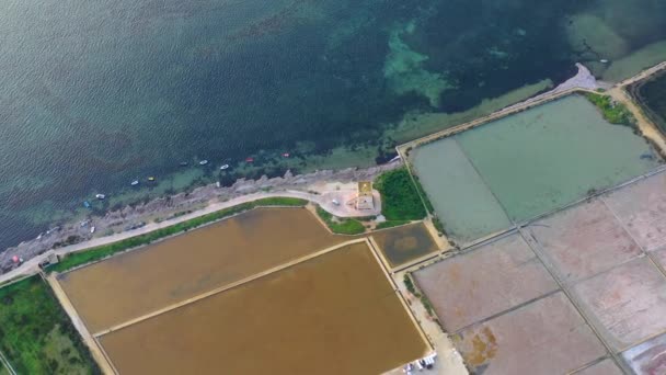 Vista Aérea Con Vistas Una Torre Las Piscinas Producción Sal — Vídeos de Stock