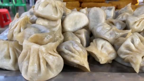 Närbild Filmiska Skott Ångade Momo Serveras Vit Plats Appetizing Dumplings — Stockvideo