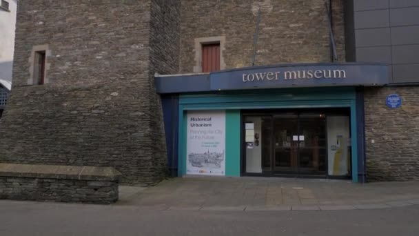 Derry Londonderry City Northern Ireland 在城墙内 奥多尔蒂塔和塔楼博物馆 联合大厅 蓝天下 — 图库视频影像