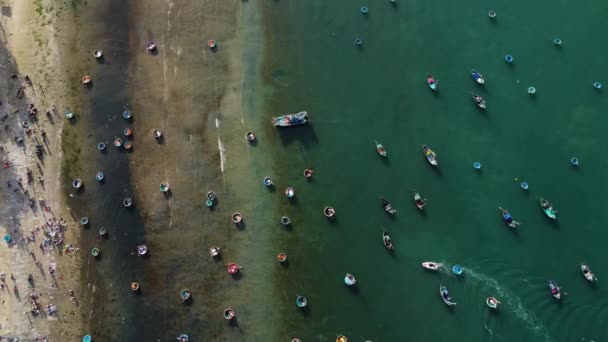 Aerial Top Vietnamese Coracle Fishing Boats Floating Beach Shore — Vídeos de Stock