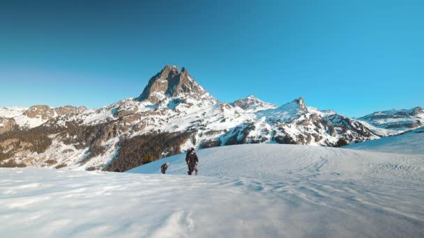 Drie Vrienden Lopen Een Besneeuwde Berg — Stockvideo