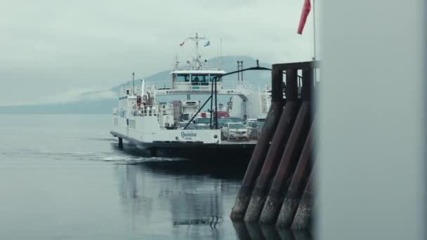 Pequeño Ferry Pasajeros Que Llega Muelle Puerto Costero Tranquilo — Vídeo de stock