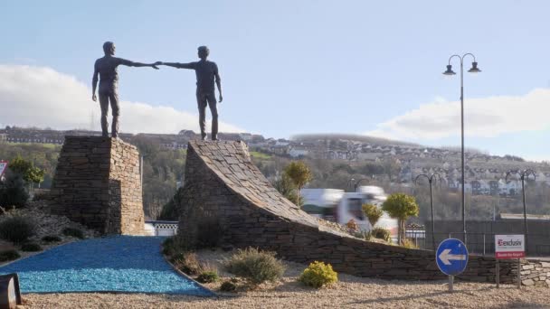 Derry Londonderry Northern Ireland View Hands Divide Sculpture Maurice Harron — Vídeo de Stock