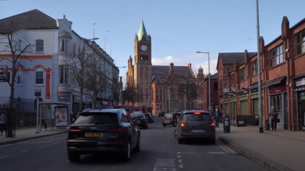 Derry Londonderry City Irlanda Norte Carros Passam Por Paradas Ônibus — Vídeo de Stock