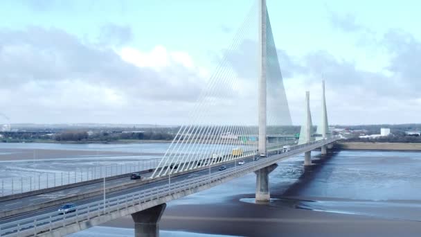 Mersey Gateway Landmark Aerial View Toll Suspension Bridge River Crossing — ストック動画