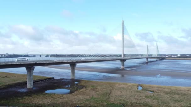 Mersey Gateway Wahrzeichen Luftaufnahme Über Der Mautpflichtigen Hängebrücke Fluss Überquert — Stockvideo