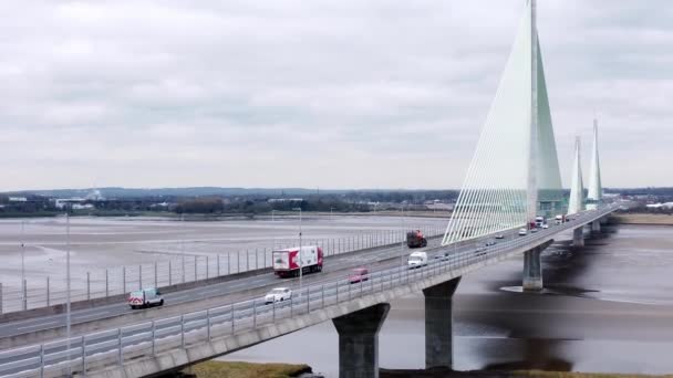 Mersey Gateway Landmärke Antenn Utsikt Över Vägtullar Hängbro Flod Korsning — Stockvideo