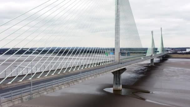 Mersey Gateway Landmark Aerial View Toll Suspension Bridge River Crossing — Stok video