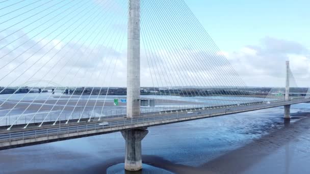 Mersey Gateway Landmark Aerial View Toll Suspension Bridge River Crossing — Vídeo de stock