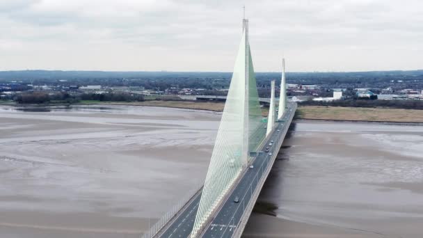 Mersey Gateway Landmark Aerial View Toll Suspension Bridge River Crossing — ストック動画