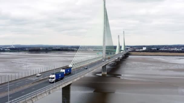 Mersey Gateway Landmark Aerial View Toll Suspension Bridge River Crossing — Stockvideo